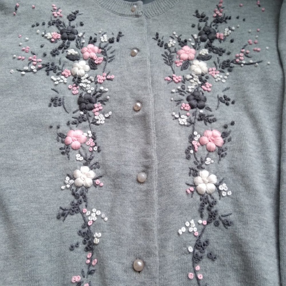 Vintage Grey Knit with Floral Embroidery Cardigan Crew Neck & Pearl Buttons Sz M - Picture 2 of 9